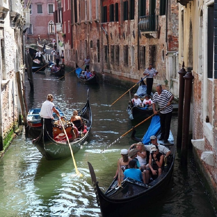 Secret Venice Evening Walking Tour with Gondola Ride